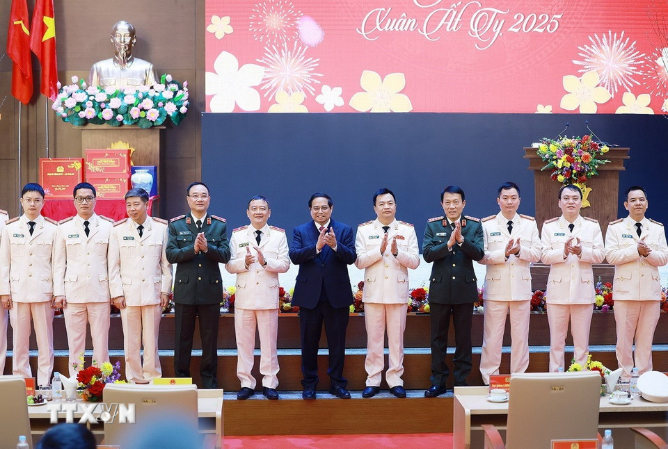 Thủ tướng Phạm Minh Chính với cán bộ Cục An ninh điều tra (A09). (Ảnh: Dương Giang/TTXVN)