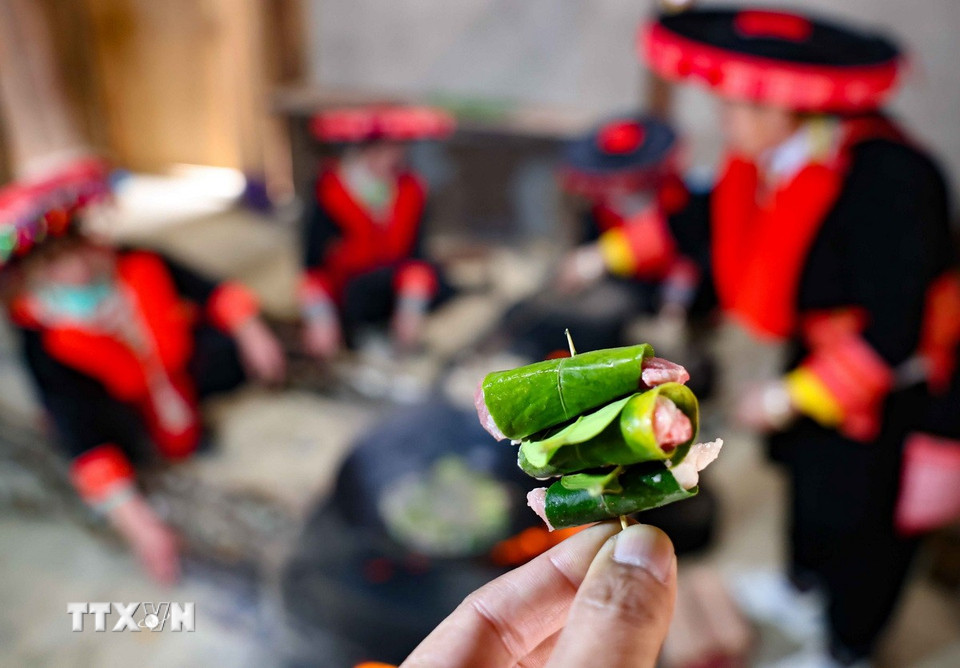 Thịt lợn cuốn lá chanh, món ngon hấp dẫn thực khách trong bữa cơm tất niên. (Ảnh: Thanh Tùng/TTXVN)