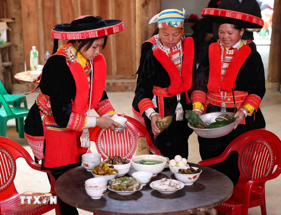 Những người phụ nữ Dao đỏ chuẩn bị bữa cơm kết nối các thế hệ trong gia đình, tiễn năm cũ qua đi và đón mừng năm mới với mong muốn nhiều điều tốt đẹp. (Ảnh: Thanh Tùng/TTXVN)