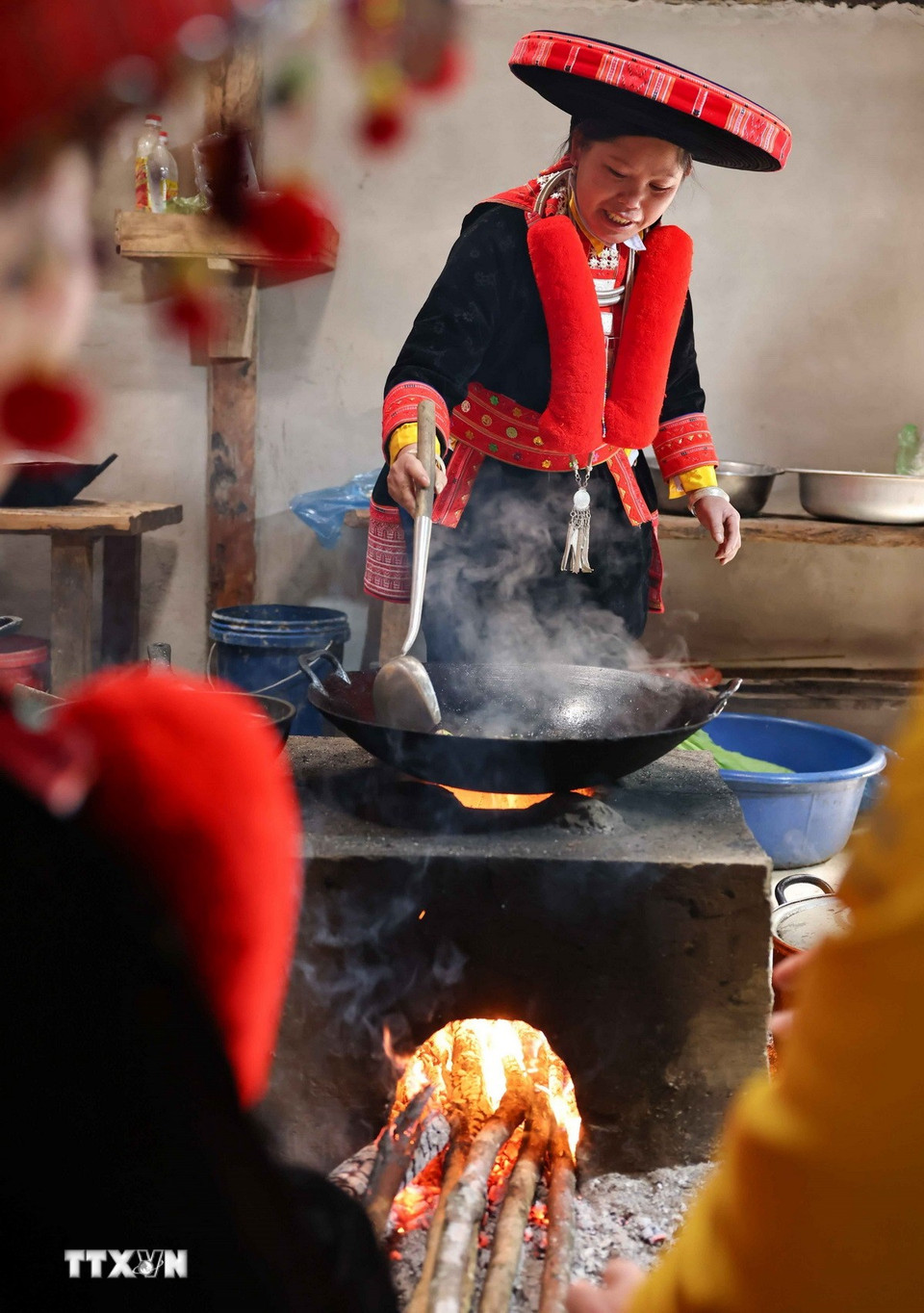 Những người phụ nữ Dao đỏ ở Nguyên Bình trổ tài vào bếp, nấu những món ăn cho bữa cơm tất niên. (Ảnh: Thanh Tùng/TTXVN)