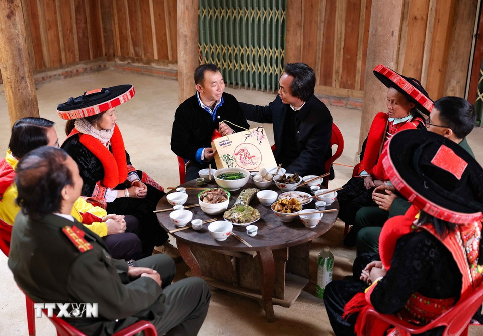 Bữa cơm tất niên năm nay, gia đình anh Triệu Chiều Vườn, xóm Lũng Súng, xã Yên Lạc (huyện Nguyên Bình,Cao Bằng) đông vui hơn khi có đoàn công tác của Ban Tổ chức chương trình "Tết đồng bào" tới thăm, tặng quà. (Ảnh: Thanh Tùng/TTXVN)