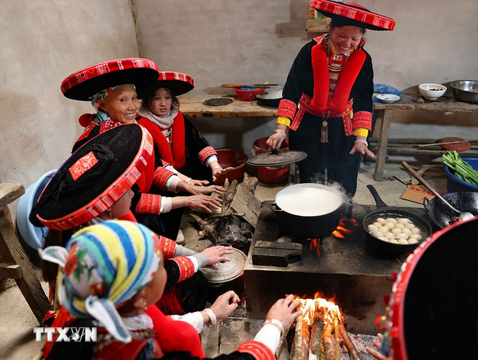 Những bàn tay thường ngày gắn với ruộng nương, trong những ngày Tết lại vào bếp khéo léo chế biến các món ăn. (Ảnh: Thanh Tùng/TTXVN)