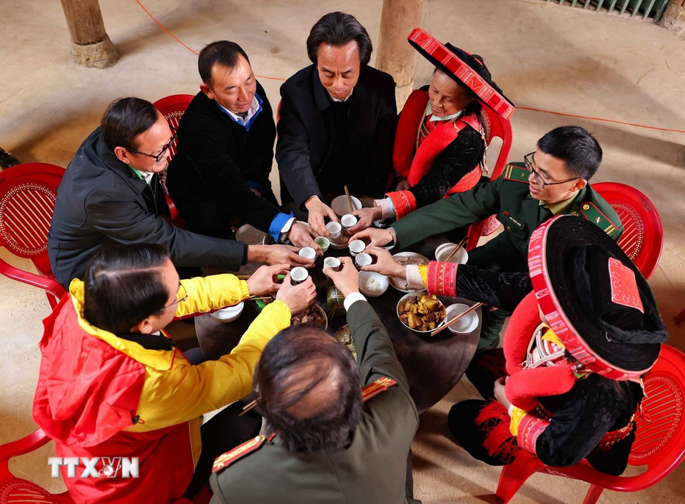Cùng nâng chén rượu trong bữa cơm tất niên với người Dao đỏ ở Nguyên Bình để tiễn năm cũ qua đi và đón mừng năm mới vạn sự hanh thông, nhiều điều tốt đẹp. (Ảnh: Thanh Tùng/TTXVN)