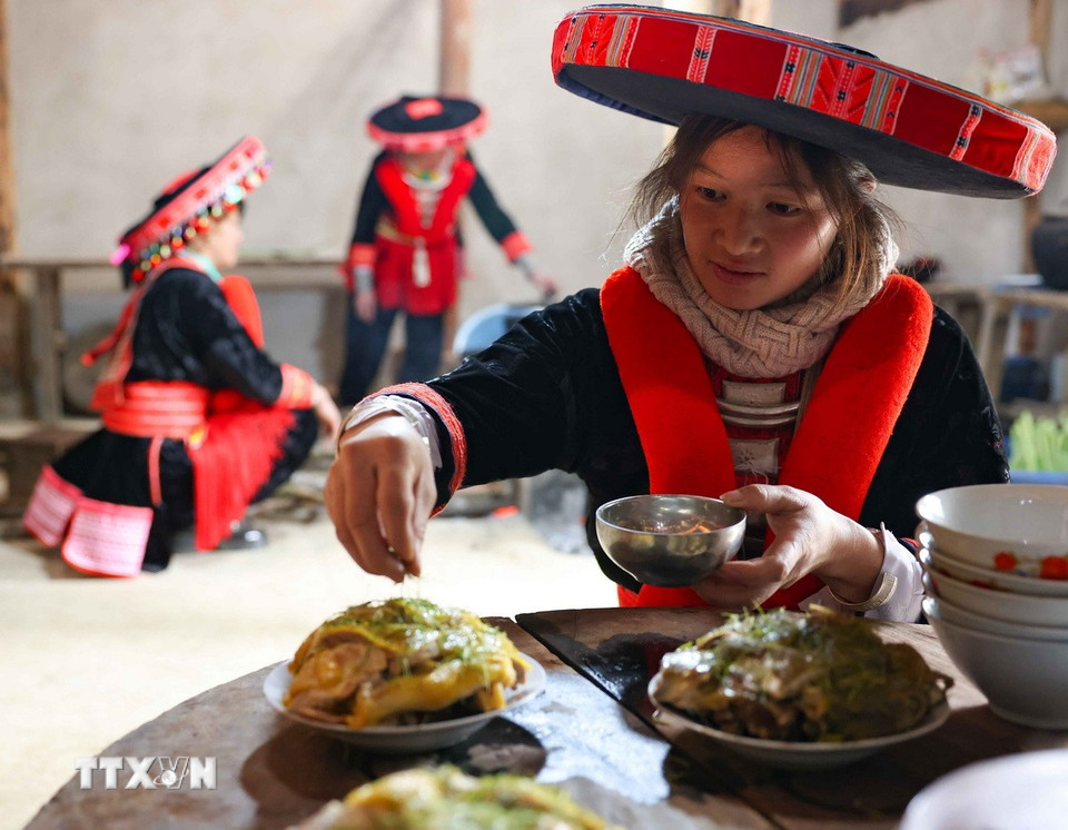 Các món ăn trong bữa cơm tất niên của người Dao đỏ đều được chế biến từ những sản vật do họ làm ra. (Ảnh: Thanh Tùng/TTXVN)