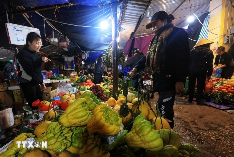 Quả phật thủ được nhiều người lựa chọn trong mâm cúng đêm giao thừa. (Ảnh: Tuấn Anh/TTXVN)