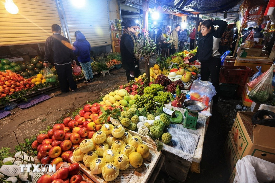Hoa quả được bày bán tại chợ Khương Đình, quận Thanh Xuân. (Ảnh: Tuấn Anh/ TTXVN)