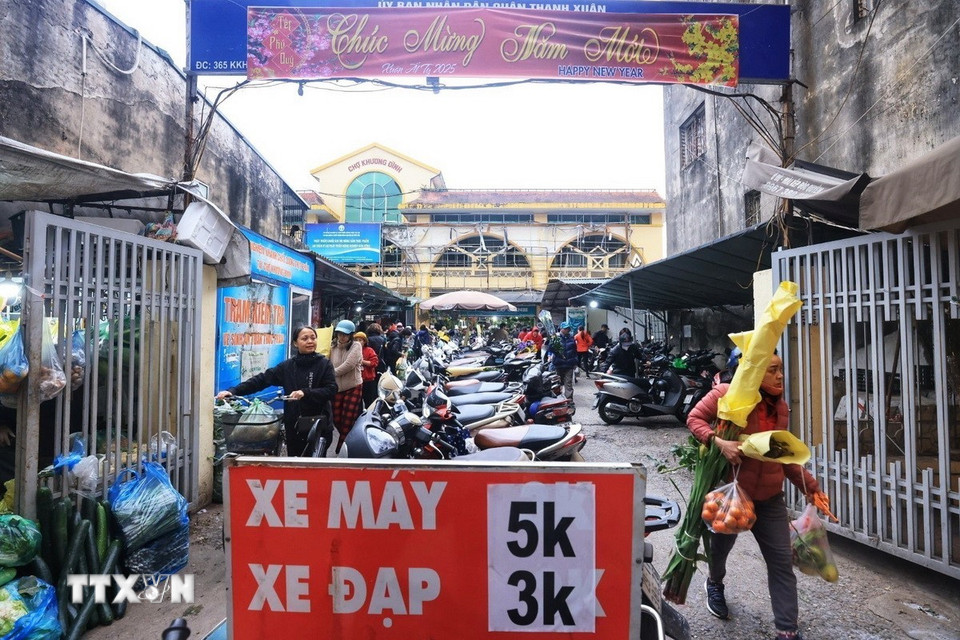 Những ngày giáp Tết nhưng giá vé gửi xe tại các chợ vẫn được giữ nguyên. (Ảnh: Tuấn Anh/TTXVN)