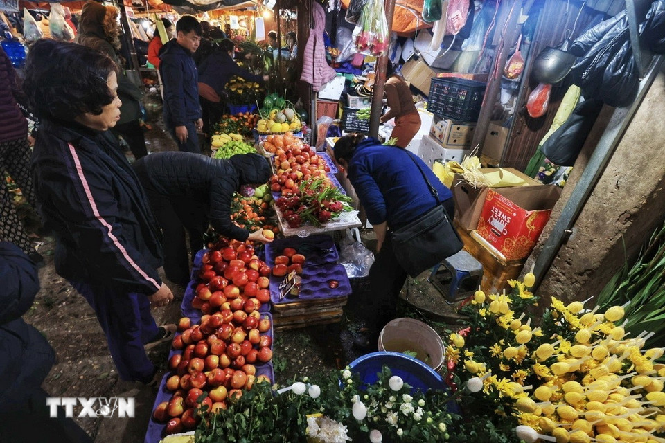 Các khu chợ dân sinh nhộn nhịp ngày cuối năm. (Ảnh: Tuấn Anh/TTXVN)