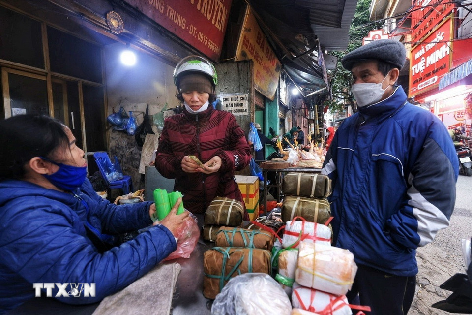 Bánh chưng, giò lụa là món không thể thiếu trong mâm cỗ của mỗi người dân Việt. (Ảnh: Tuấn Anh/TTXVN)