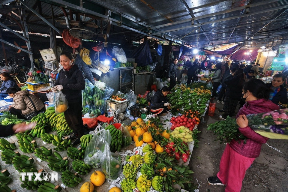 Hoa quả là mặt hàng được nhiều người mua tại các khu chợ. (Ảnh: Tuấn Anh/TTXVN)