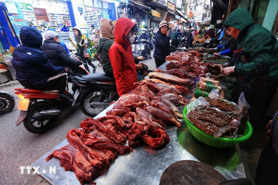 Các mặt hàng thực phẩm được bán tại chợ phục vụ nhu cầu của người dân. (Ảnh: Tuấn Anh/TTXVN)