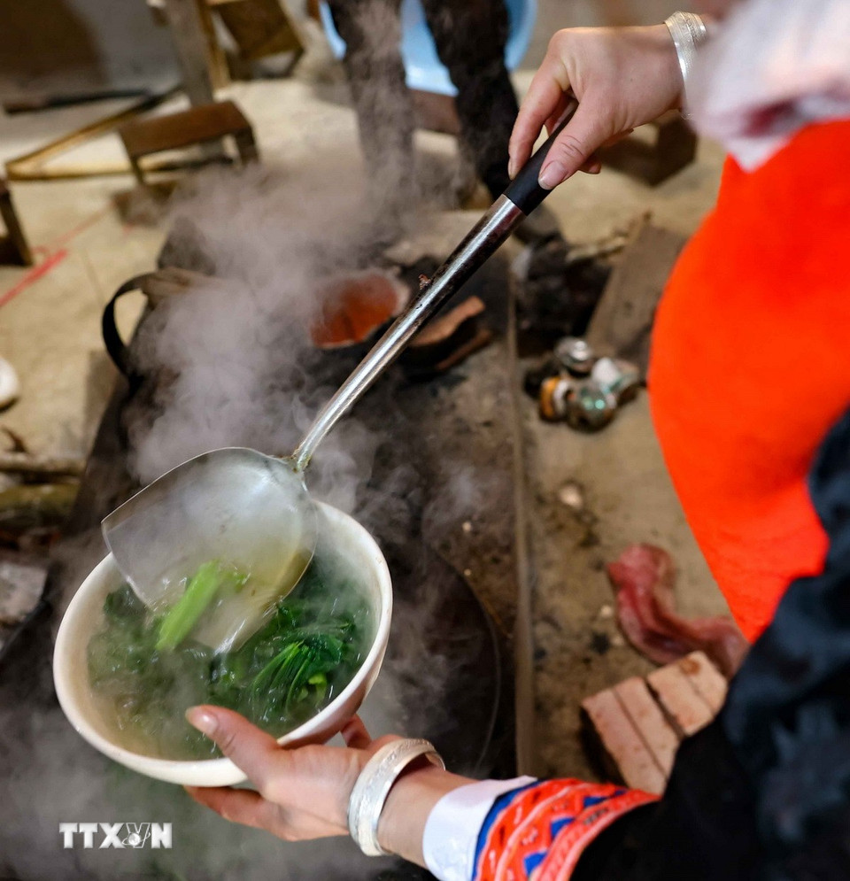 Các món ăn trong bữa cơm tất niên của người Dao đỏ đều được chế biến từ những sản vật do họ làm ra. (Ảnh: Thanh Tùng/TTXVN)