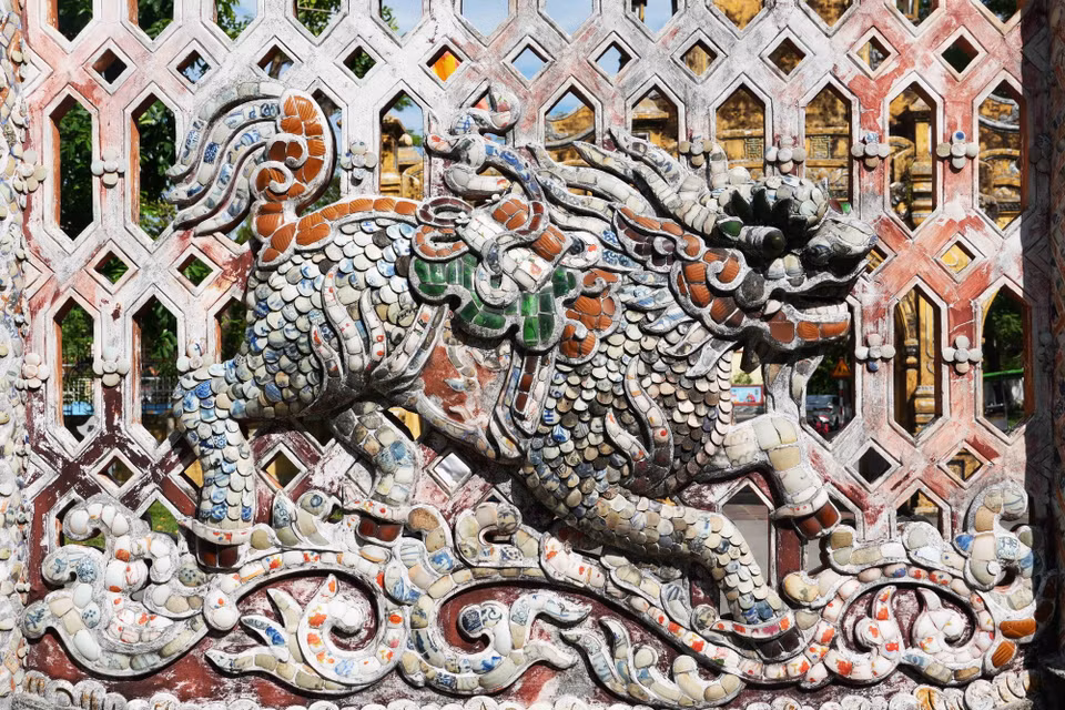 Linh vật lân (kỳ lân) tinh xảo trên di sản Huế, là biểu trưng của thái bình, trí tuệ và điềm lành. (Ảnh: Nguyên Lý/TTXVN)