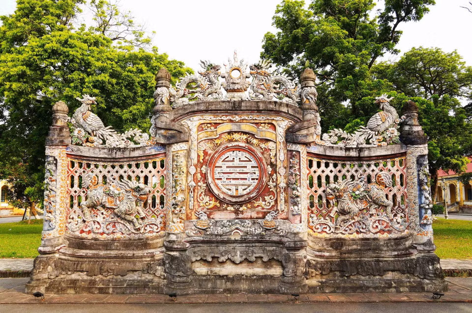 Trên bình phong ở Di tích Cơ Mật Viện trong Kinh thành Huế có bộ tứ linh gồm: Long (rồng) - lân (kỳ lân) - quy (rùa) - phụng (chim phượng). (Ảnh: Nguyên Lý/TTXVN)