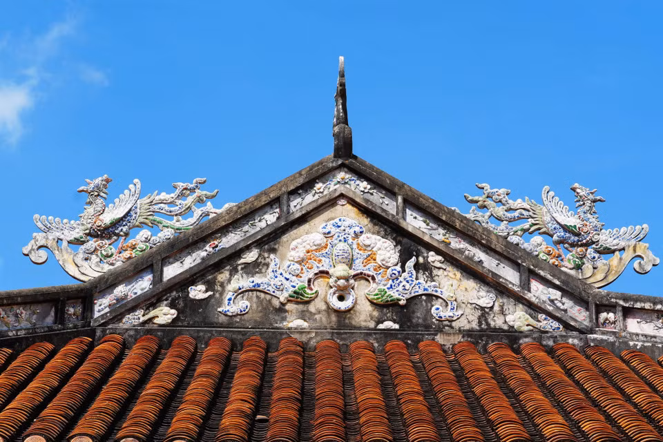 Trên mái cung Diên Thọ, Đại Nội Huế có linh vật dơi tinh xảo, biểu trưng cho phúc. (Ảnh: Nguyên Lý/TTXVN)