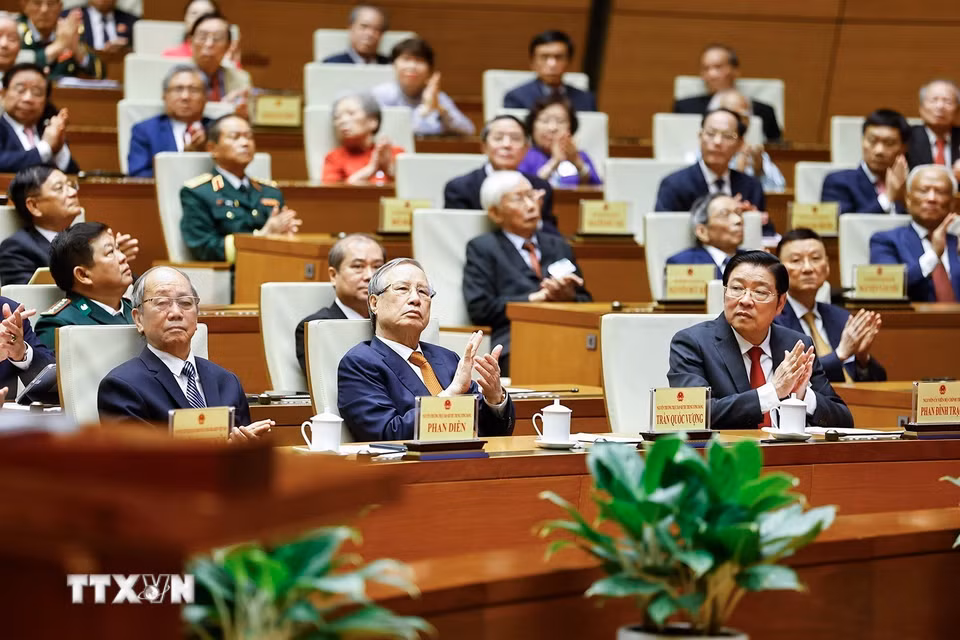 Các đồng chí lãnh đạo, nguyên lãnh đạo Đảng, Nhà nước dự khai mạc Kỳ họp thứ nhất, Quốc hội khóa XVI. (Ảnh: Doãn Tấn/TTXVN)