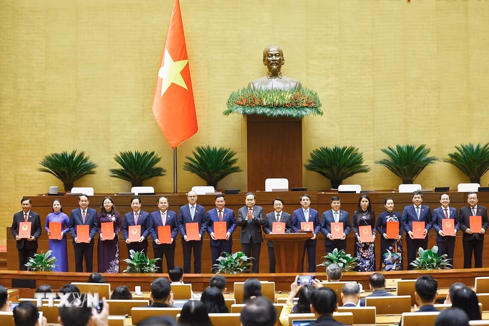 Chủ tịch Quốc hội Trần Thanh Mẫn trao Nghị quyết phê chuẩn cho các Trưởng Đoàn đại biểu Quốc hội. (Ảnh: Doãn Tấn/TTXVN)