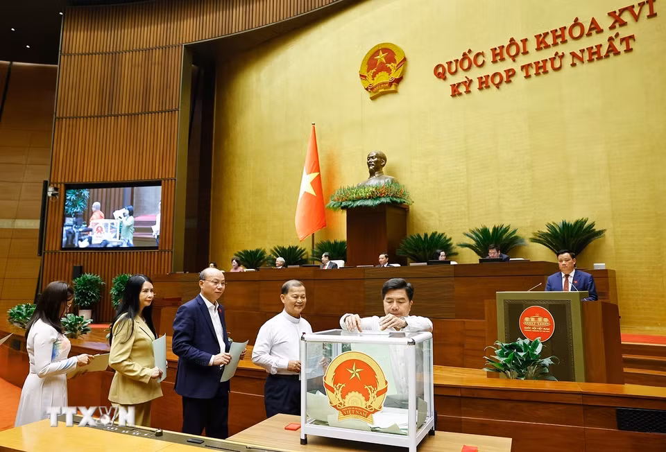 Đại biểu Quốc hội bỏ phiếu. (Ảnh: Doãn Tấn/TTXVN)