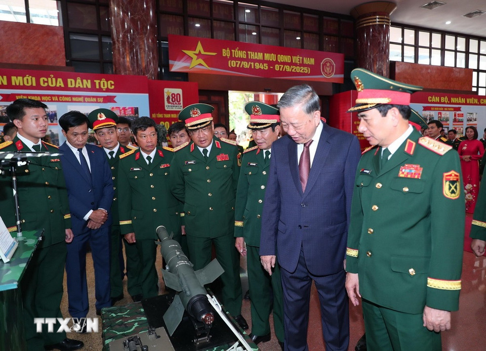 Tổng Bí thư Tô Lâm và các đại biểu tham quan Khu trưng bày sản phẩm công nghiệp Quốc phòng. (Ảnh: Trọng Đức /TTXVN)