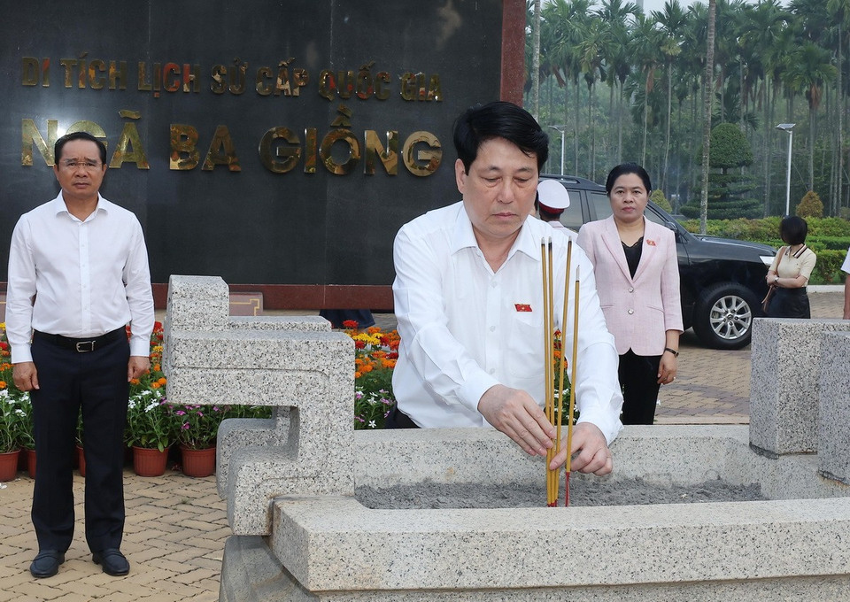 Chủ tịch nước Lương Cường dâng hương tưởng niệm đồng bào, chiến sỹ tại Khu Di tích Lịch sử Quốc gia Ngã Ba Giồng. (Ảnh: Lâm Khánh/TTXVN)