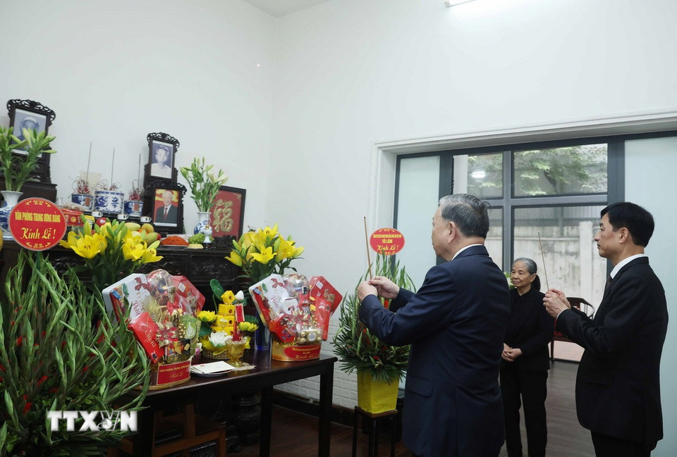 Tổng Bí thư Tô Lâm thắp hương tưởng niệm Tổng Bí thư Nguyễn Phú Trọng. (Ảnh: Thống Nhất/TTXVN)