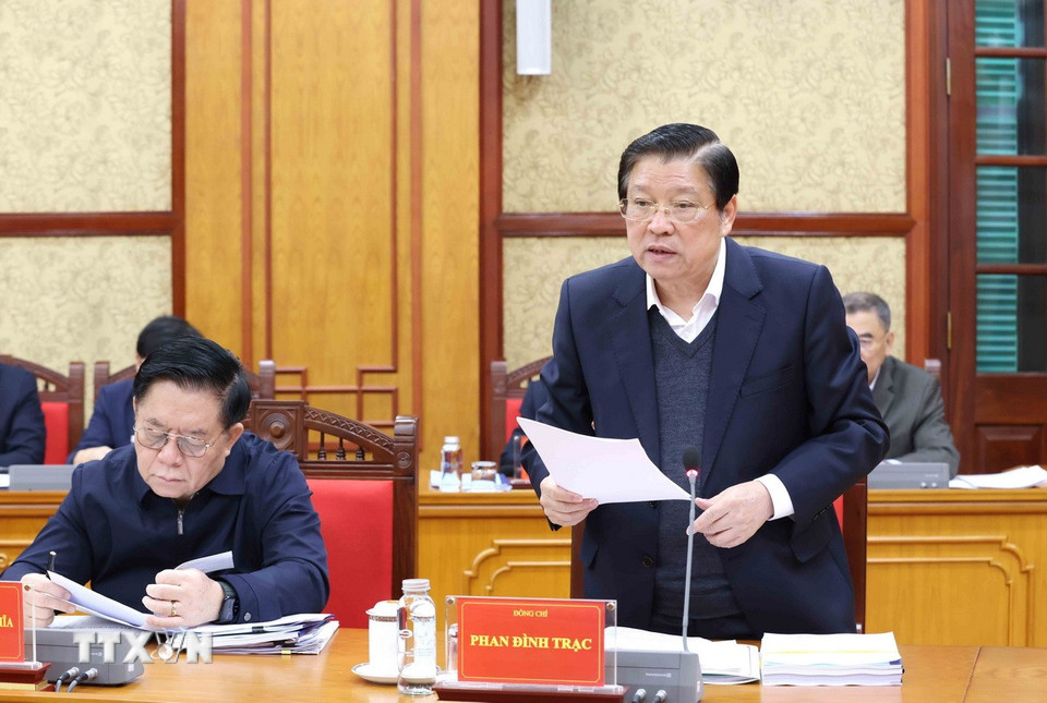 Ông Phan Đình Trạc, Ủy viên Bộ Chính trị, Bí thư Trung ương Đảng, Trưởng Ban Nội chính Trung ương, Phó Trưởng ban Thường trực Ban Chỉ đạo trình bày báo cáo tại phiên họp. (Ảnh: Phương Hoa/TTXVN)