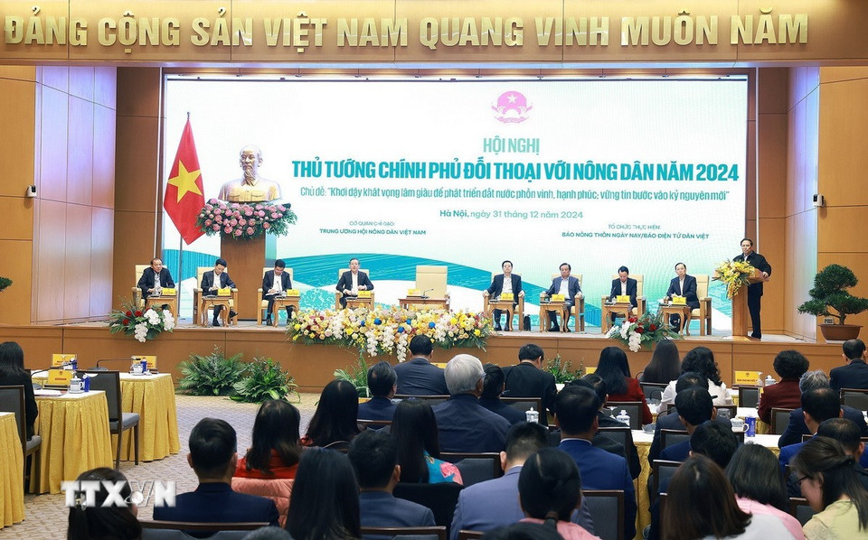 Thủ tướng Phạm Minh Chính với các đại biểu dự Hội nghị đối thoại với nông dân Việt Nam năm 2024. (Ảnh: Dương Giang/TTXVN)