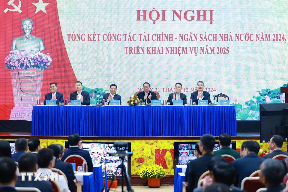 Thủ tướng Phạm Minh Chính và lãnh đạo Bộ Tài chính chủ trì hội nghị triển khai nhiệm vụ ngành tài chính năm 2025. (Ảnh: Dương Giang/TTXVN)