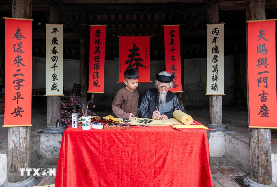 Thầy đồ cho chữ đầu năm. (Ảnh: Khánh Hòa/TTXVN)
