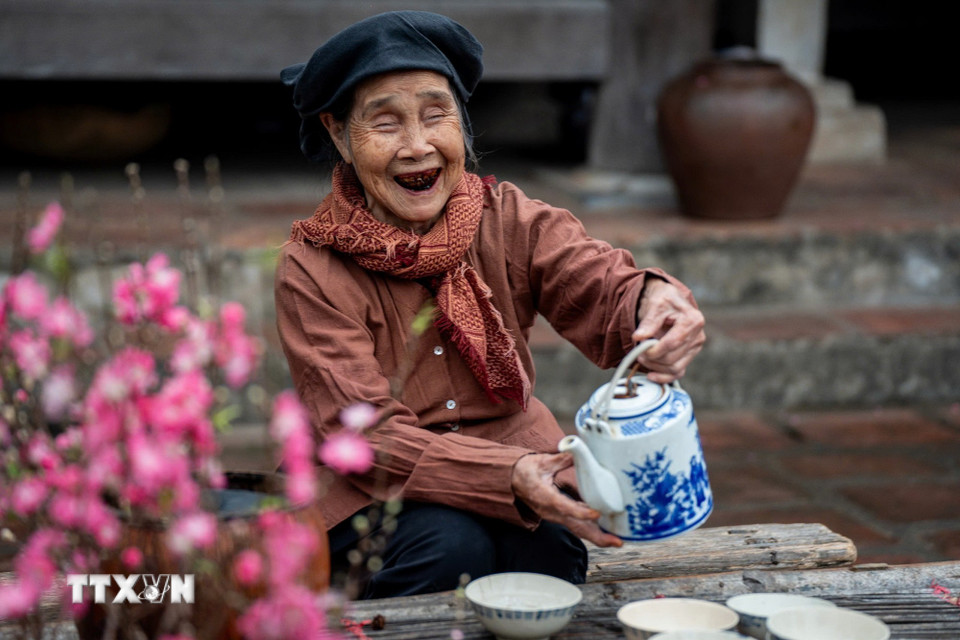 Niềm vui của người lớn tuổi mỗi dịp Tết đến Xuân về. (Ảnh: Khánh Hòa/TTXVN)