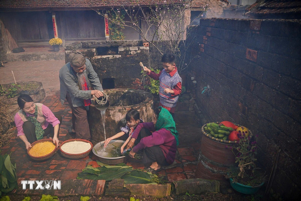 Các thế hệ trong gia đình cùng chuẩn bị đón Tết. (Ảnh: Khánh Hòa/TTXVN)