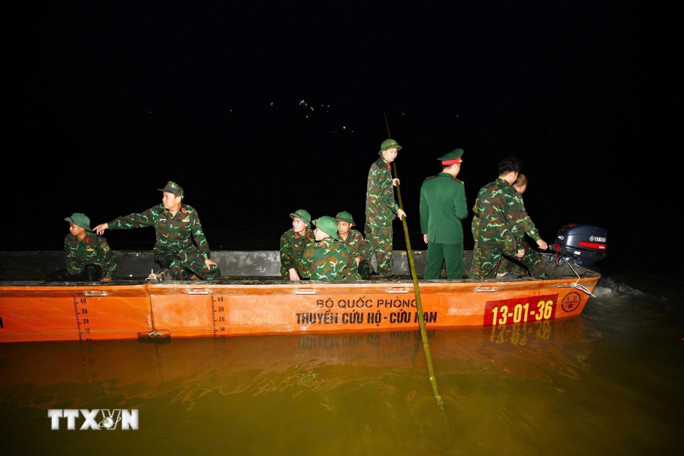 Các lực lượng quân đội đang khẩn trương thi công lắp đặt cầu phao qua sông Lô phục vụ nhân dân đón Tết Nguyên đán 2026. (Ảnh: Nguyễn Văn Cảnh/TTXVN)