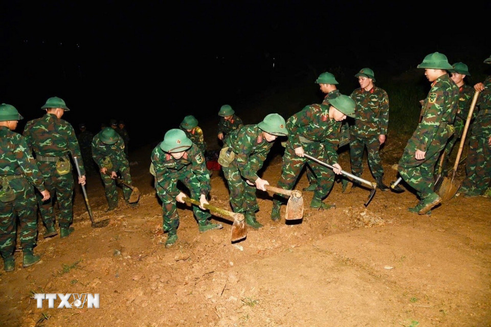 Các lực lượng quân đội đang khẩn trương thi công lắp đặt cầu phao qua sông Lô phục vụ nhân dân đón Tết Nguyên đán 2026. (Ảnh: Nguyễn Văn Cảnh/TTXVN)