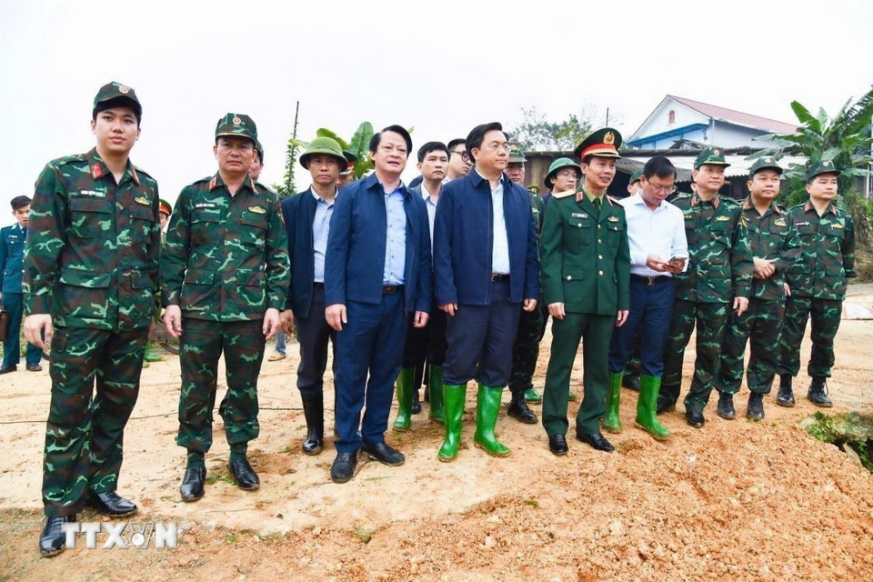 Lãnh đạo địa phương và quân đội chỉ đạo các lực lượng khẩn trương thi công lắp đặt cầu phao qua sông Lô phục vụ nhân dân đón Tết Nguyên đán 2026. (Ảnh: Nguyễn Văn Cảnh/TTXVN)