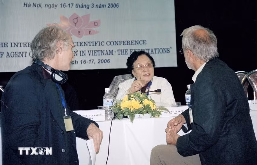 Bà Nguyễn Thị Bình, nguyên Phó Chủ tịch nước, Chủ tịch danh dự Hội Nạn nhân chất độc da cam/dioxin Việt Nam, Chủ tịch Quỹ Hòa bình và Phát triển Việt Nam trao đổi với các đại biểu quốc tế tại Hội nghị khoa học quốc tế "Nạn nhân chất độc da cam/dioxin - những điều mong muốn" (16-17/3/2006). (Ảnh: Dương Ngọc /TTXVN)