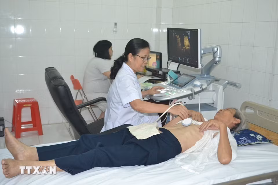 Hội Nạn nhân chất độc da cam/dioxin tỉnh Nam Định phối hợp với các bệnh viện, phòng khám trong và ngoài tỉnh tổ chức khám bệnh cho nạn nhân chất độc da cam/dioxin (2019). (Ảnh: Nguyễn Lành/TTXVN)