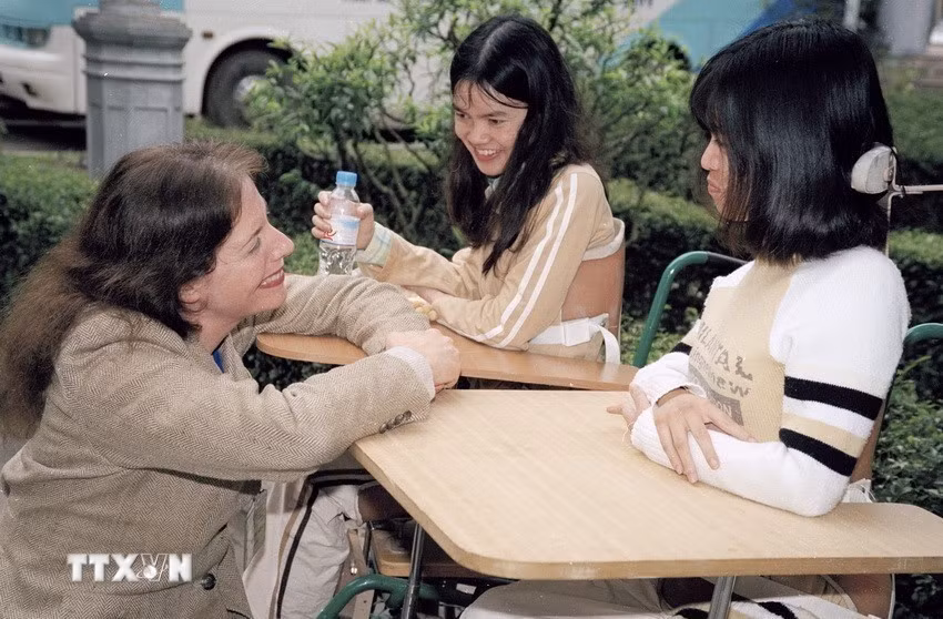 Bà Debra Jeanne Kraus, họa sỹ người Mỹ (có chồng là cựu chiến binh tại Việt Nam bị nhiễm chất độc da cam/dioxin và đã chết) đến thăm 2 nạn nhân chất độc da cam/dioxin được nuôi dưỡng, điều trị tại làng Hữu Nghị, tỉnh Hà Tây (nay là Hà Nội). (Ảnh: Dương Ngọc/TTXVN)