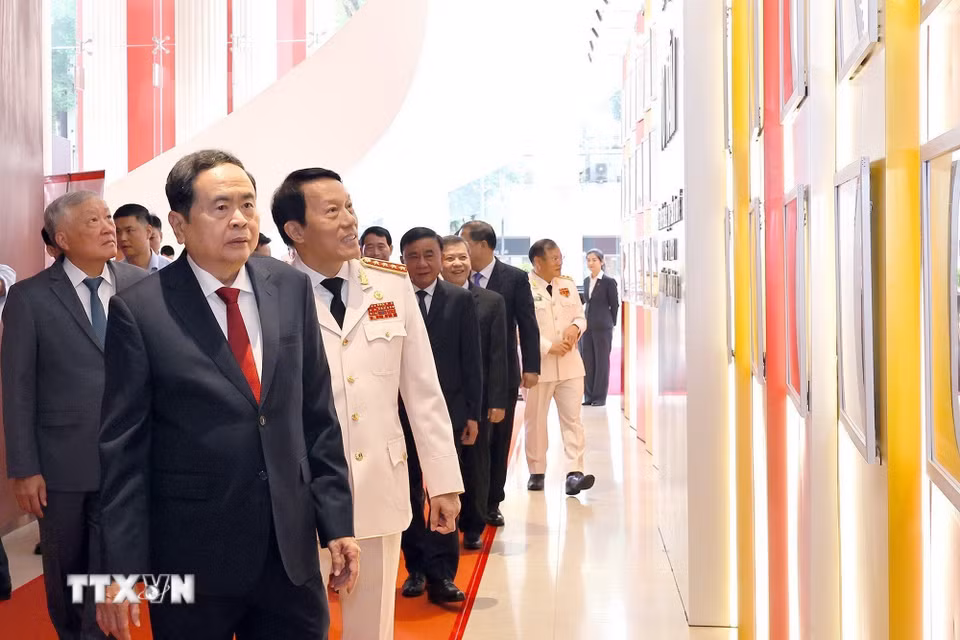 Chủ tịch Quốc hội Trần Thanh Mẫn dự Lễ kỷ niệm 70 năm Ngày truyền thống lực lượng Cảnh sát kinh tế. (Ảnh: Doãn Tấn/TTXVN)