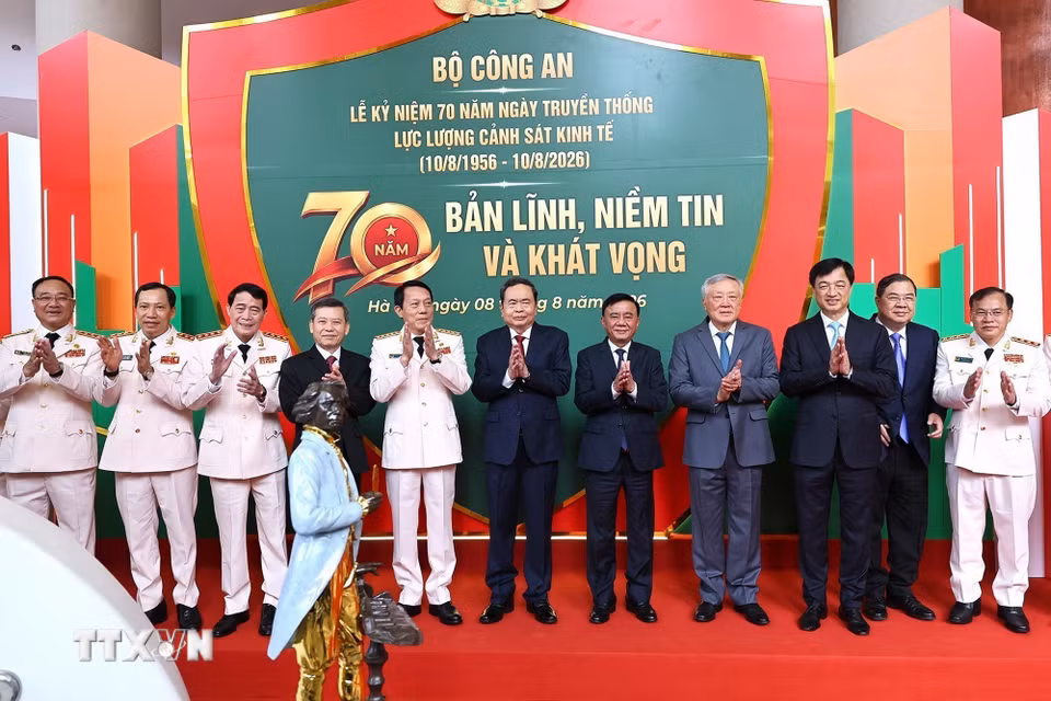 Chủ tịch Quốc hội Trần Thanh Mẫn và đại biểu với lãnh đạo Bộ Công an dự Lễ kỷ niệm 70 năm Ngày truyền thống lực lượng Cảnh sát kinh tế. (Ảnh: Doãn Tấn/TTXVN)