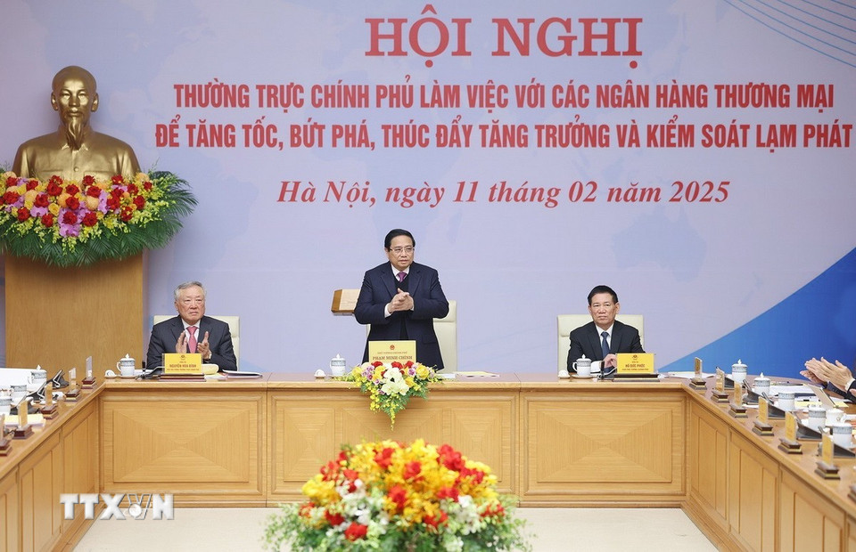 Thủ tướng Phạm Minh Chính chủ trì Hội nghị Thường trực Chính phủ làm việc với các ngân hàng thương mại. (Ảnh: Dương Giang/TTXVN)