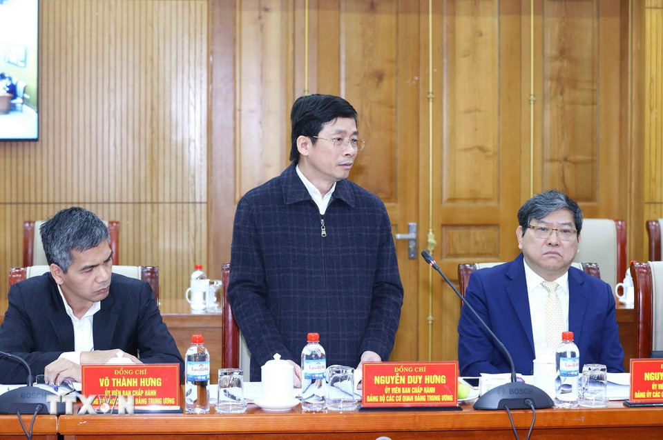 Đồng chí Nguyễn Duy Hưng, Phó Trưởng Ban Chính sách, chiến lược Trung ương, Ủy viên Ban Chấp hành Đảng bộ các cơ quan Đảng Trung ương nhiệm kỳ 2020-2025 phát biểu tại hội nghị. (Ảnh: Phương Hoa/TTXVN)