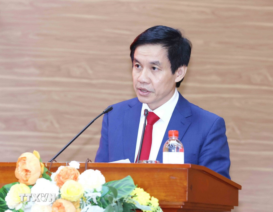 Đồng chí Nguyễn Quang Trường, Phó Bí thư Đảng ủy các cơ quan Đảng Trung ương trình bày Tờ trình thành lập các cơ quan tham mưu, giúp việc. (Ảnh: Phương Hoa/ TTXVN)