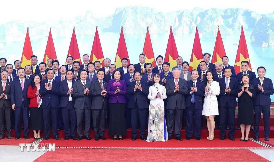 Thủ tướng Phạm Minh Chính với đại diện các ngân hàng thương mại. (Ảnh: Dương Giang/TTXVN)