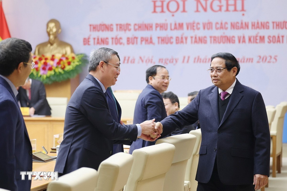 Thủ tướng Phạm Minh Chính với lãnh đạo các ngân hàng thương mại. (Ảnh: Dương Giang/TTXVN)