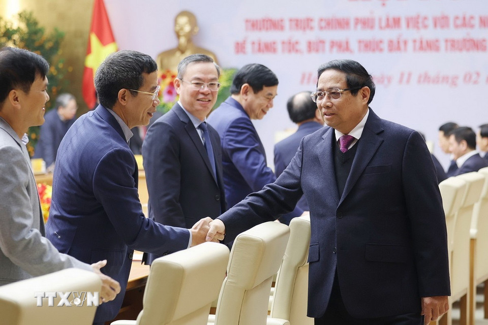 Thủ tướng Phạm Minh Chính với lãnh đạo các ngân hàng thương mại. (Ảnh: Dương Giang/TTXVN)