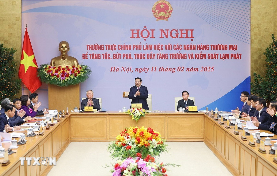 Thủ tướng Phạm Minh Chính chủ trì Hội nghị Thường trực Chính phủ làm việc với các ngân hàng thương mại. (Ảnh: Dương Giang/TTXVN)