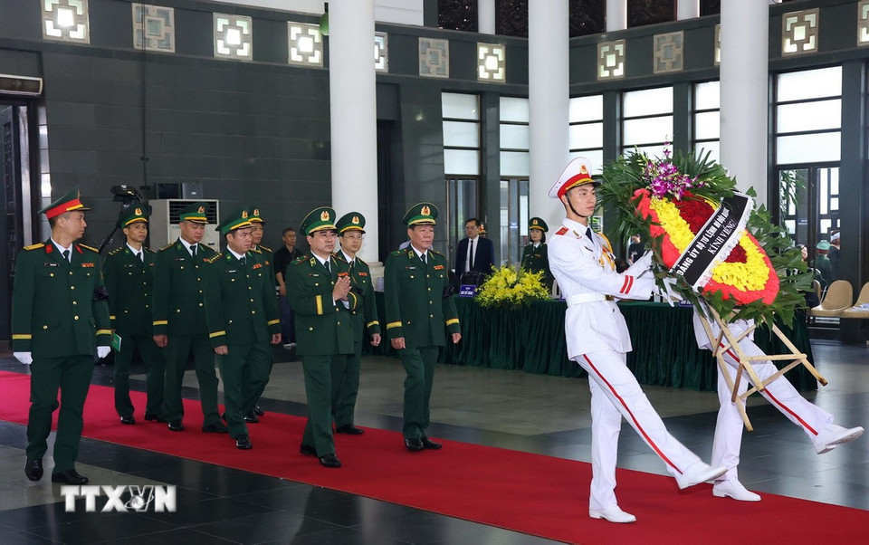 Đoàn Đảng ủy, Bộ Tư lệnh Bộ đội Biên phòng viếng nguyên Chủ tịch nước Trần Đức Lương. (Ảnh: TTXVN)