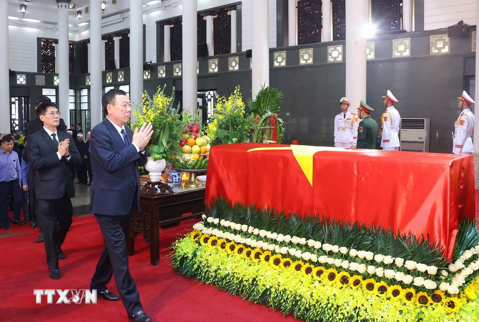 Đoàn Thanh tra Chính phủ do đồng chí Đoàn Hồng Phong, Ủy viên Trung ương Đảng, Tổng Thanh tra Chính phủ làm Trưởng đoàn, viếng nguyên Chủ tịch nước Trần Đức Lương. (Nguồn: TTXVN)