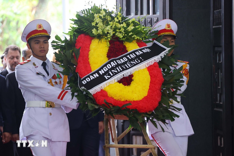 Đoàn Ngoại giao tại Hà Nội do Đại sứ Nhà nước Palestine tại Việt Nam Saadi Salama, làm Trưởng Đoàn viếng nguyên Chủ tịch nước Trần Đức Lương. (Nguồn: TTXVN)