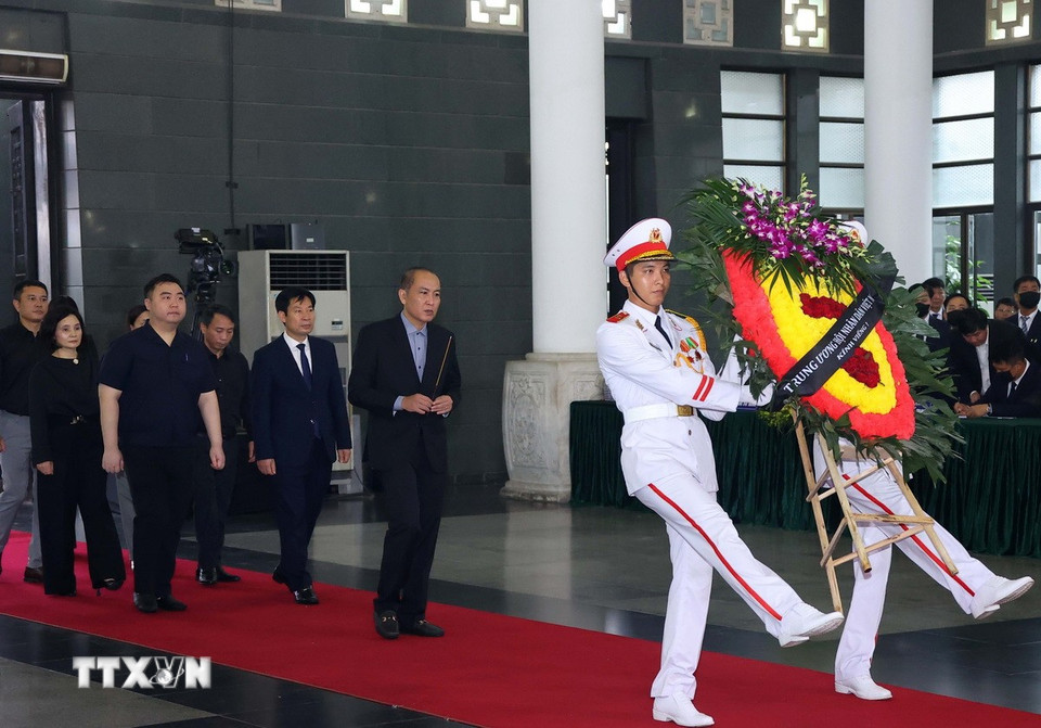 Đoàn Trung ương Hội Nông dân Việt Nam viếng nguyên Chủ tịch nước Trần Đức Lương. (Ảnh: TTXVN)